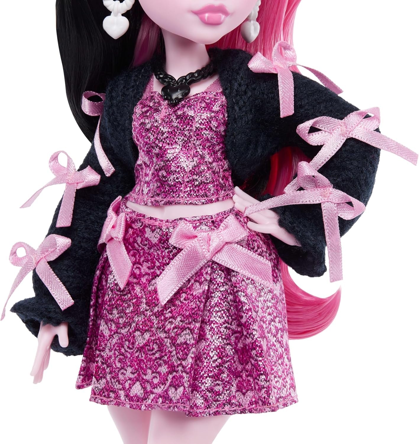 Panenka Monster High Draculaura v růžových šatech s mašlemi a černým svetrem s Count Fabulous Bat a 7 doplňky včetně ramen, rtěnky a tašky, JHK29