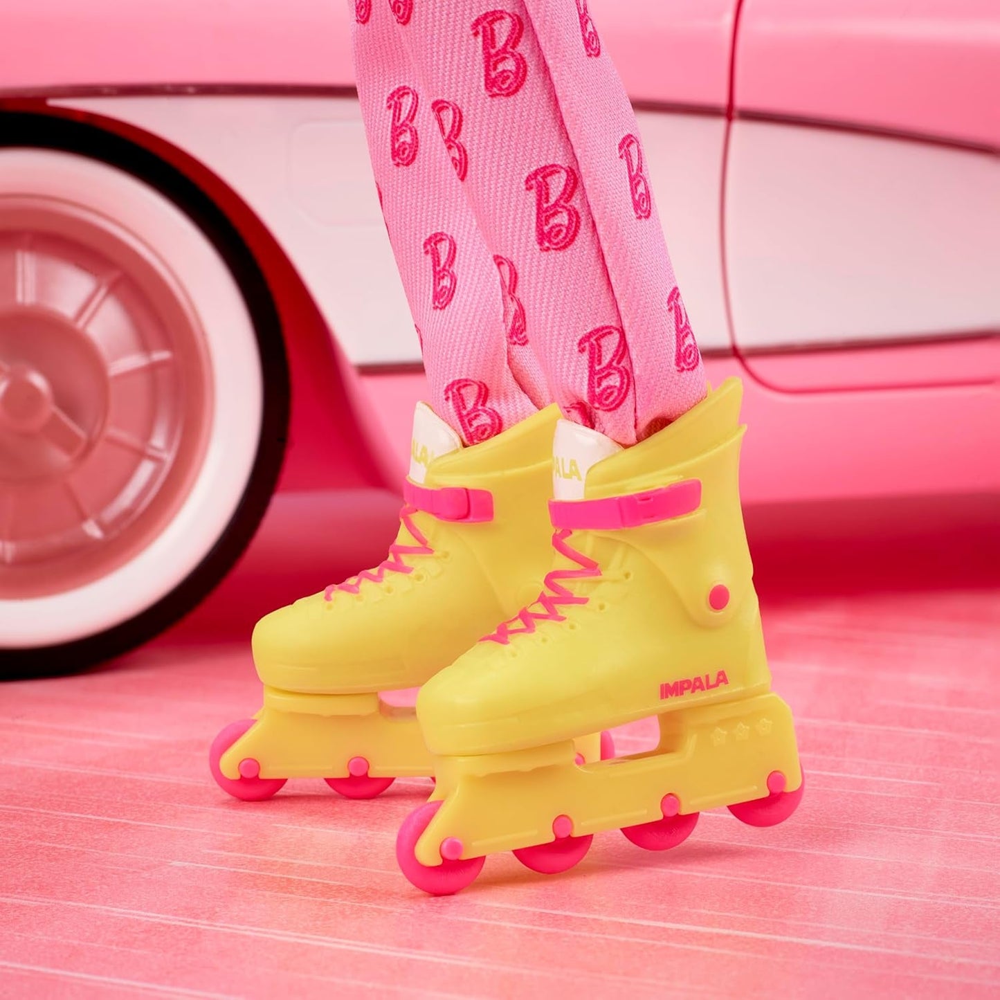 Barbie The Movie - Ken-Sammelpuppe, Ryan Gosling a Ken v růžově obarvené kombinéze s "B"-Aufdruck, bílými teniskami a barevnými bruslemi, JCP80