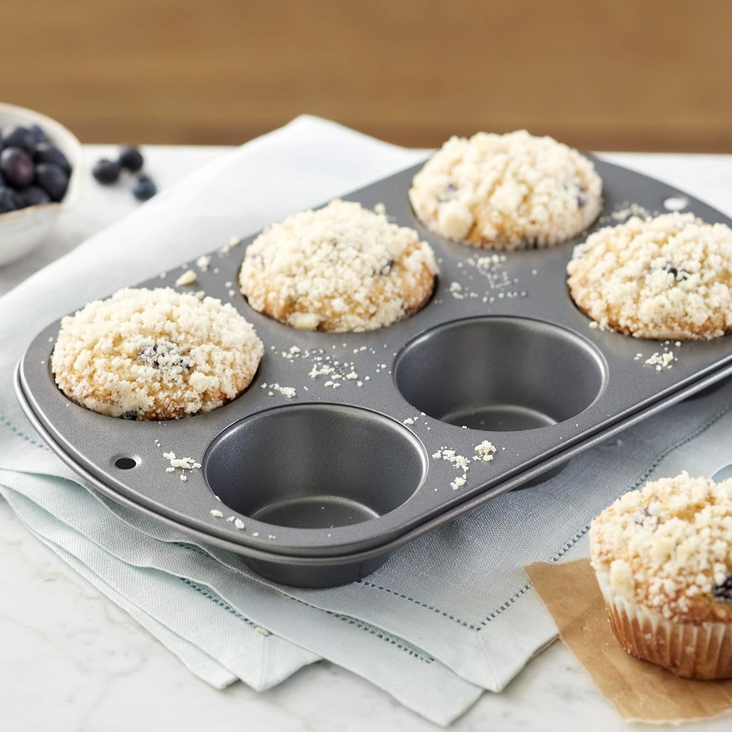 Wilton 445291 445291 Forma na muffiny Jumbo, nepřilnavý povrch, 6 otvorů, 4,5 x 22,2 x 34,2 cm, ocelové formy a plechy na pečení Naty Shop