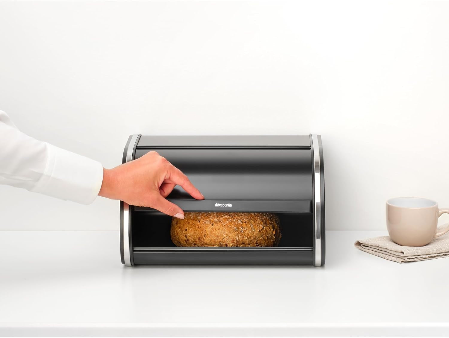 Chlebník na rohlíky Brabantia - Kompaktní stolní úložný box na chléb, bagely a rohlíky s plochým víkem, odolná ocel - střední velikost - matná černá Boxy na potraviny Naty Shop