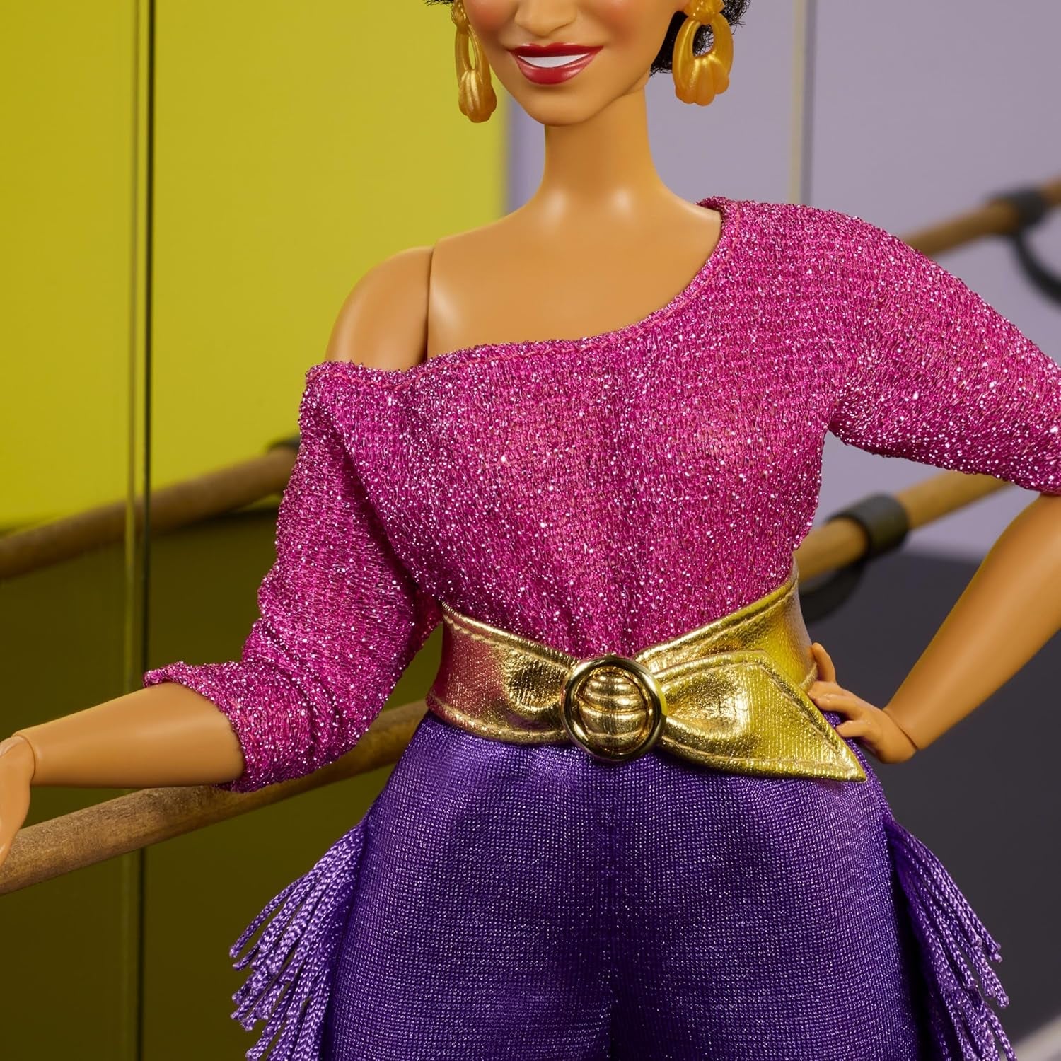 Panenka Barbie Signature Debbie Allen Tribute Collection v topu mimo rameno, zlatý pásek a fialové třásňové kalhoty a legíny, JBJ24