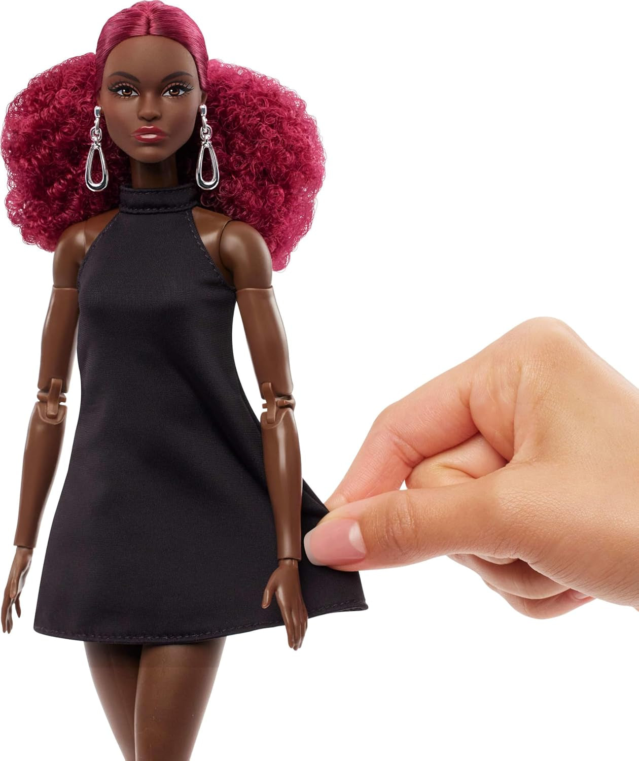Sběratelská panenka Barbie Basics Model 3 s červenými kadeřemi, černými minišaty a botami, jedna velikost pro každou módu, velké kloubové tělo a výměnná hlava, JBH75