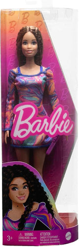Panenka Barbie Fashionistas č. 206 – Vlnité vlasy a pihy – Moderní šaty z duhového mramoru, taška přes rameno a zelené boty – od 3 let, HJT03