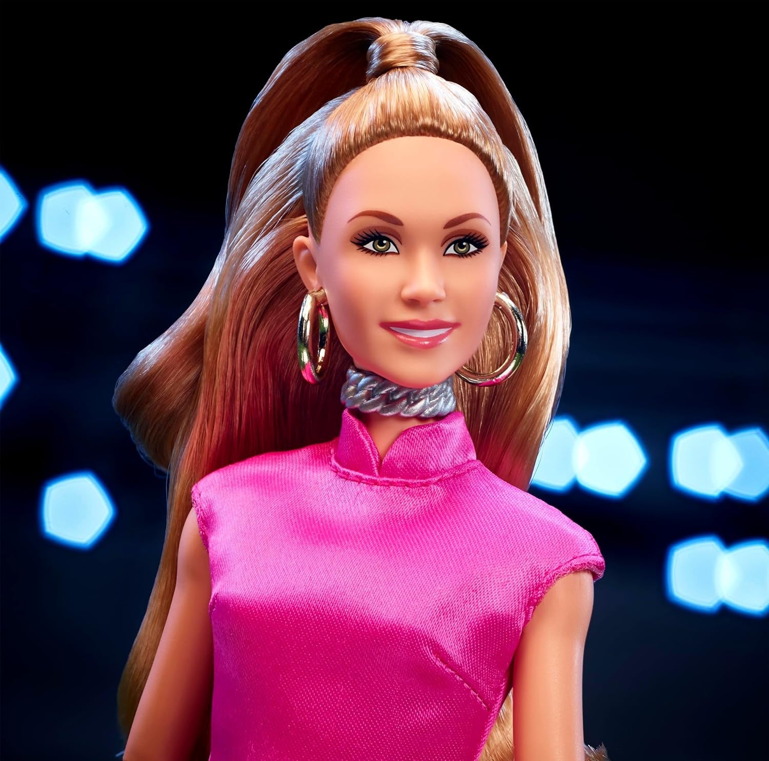BARBIE Keeley Jones - Sběratelská panenka inspirovaná Tedem Lasem, horké růžové hedvábné midi šaty, zlaté vysoké podpatky, černý plášť, zlaté kruhové náušnice, růžová taška, pro věk 3+, HJW92