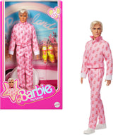 Barbie The Movie - Ken-Sammelpuppe, Ryan Gosling a Ken v růžově obarvené kombinéze s "B"-Aufdruck, bílými teniskami a barevnými bruslemi, JCP80