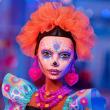 Podpisová panenka Barbie, Sběratelská figurka Día De Muertos 2024 v černých šatech a modrém nařaseném topu, vyšívaný potisk a barevné doplňky, HRM72