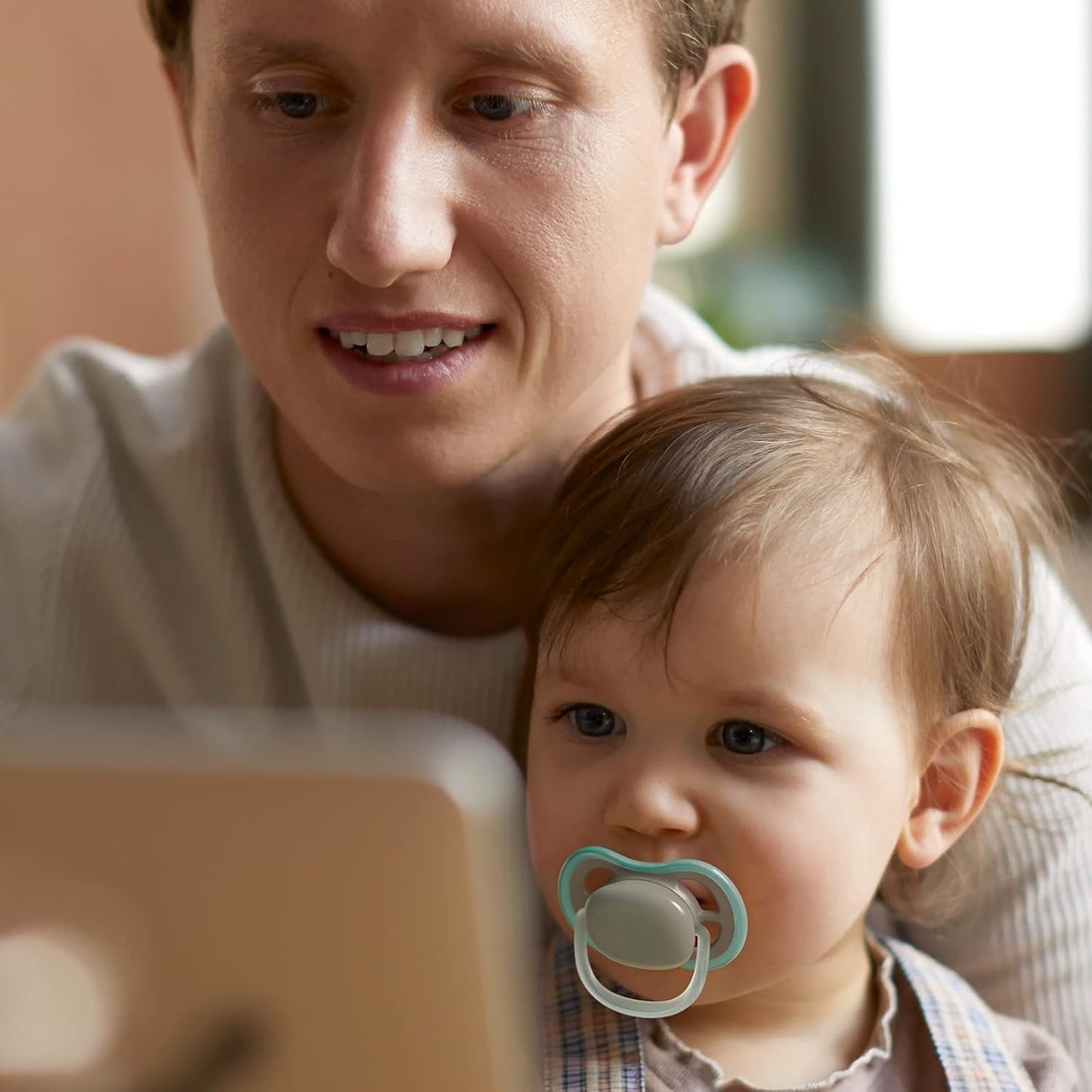 Philips AVENT Sada 4 lehkých a prodyšných dudlíků Ultra Air: 2 dudlíky svítící ve tmě a 2 dudlíky pro denní nošení, 18 měsíců+ (model SCF349/43)