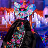 Podpisová panenka Barbie, Sběratelská figurka Día De Muertos 2024 v černých šatech a modrém nařaseném topu, vyšívaný potisk a barevné doplňky, HRM72