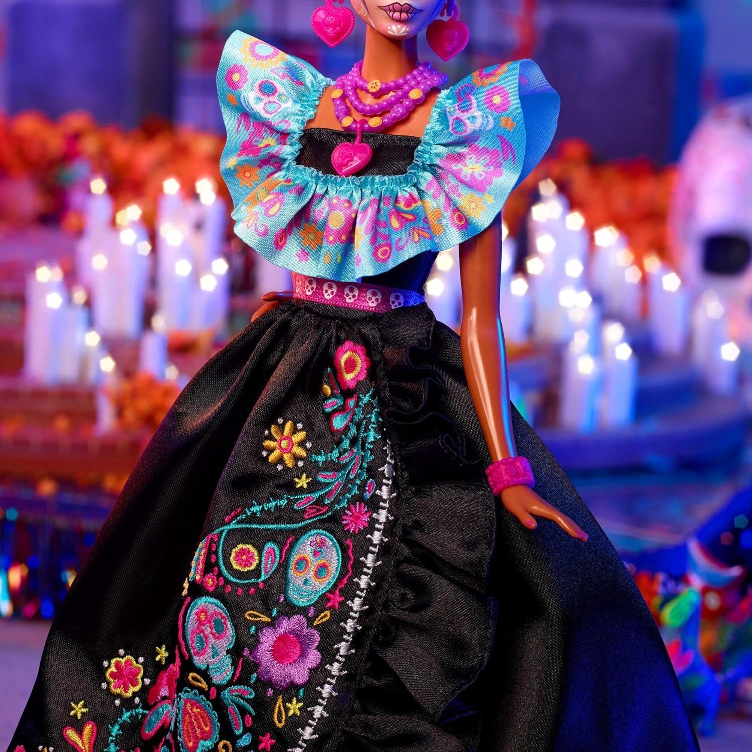 Podpisová panenka Barbie, Sběratelská figurka Día De Muertos 2024 v černých šatech a modrém nařaseném topu, vyšívaný potisk a barevné doplňky, HRM72