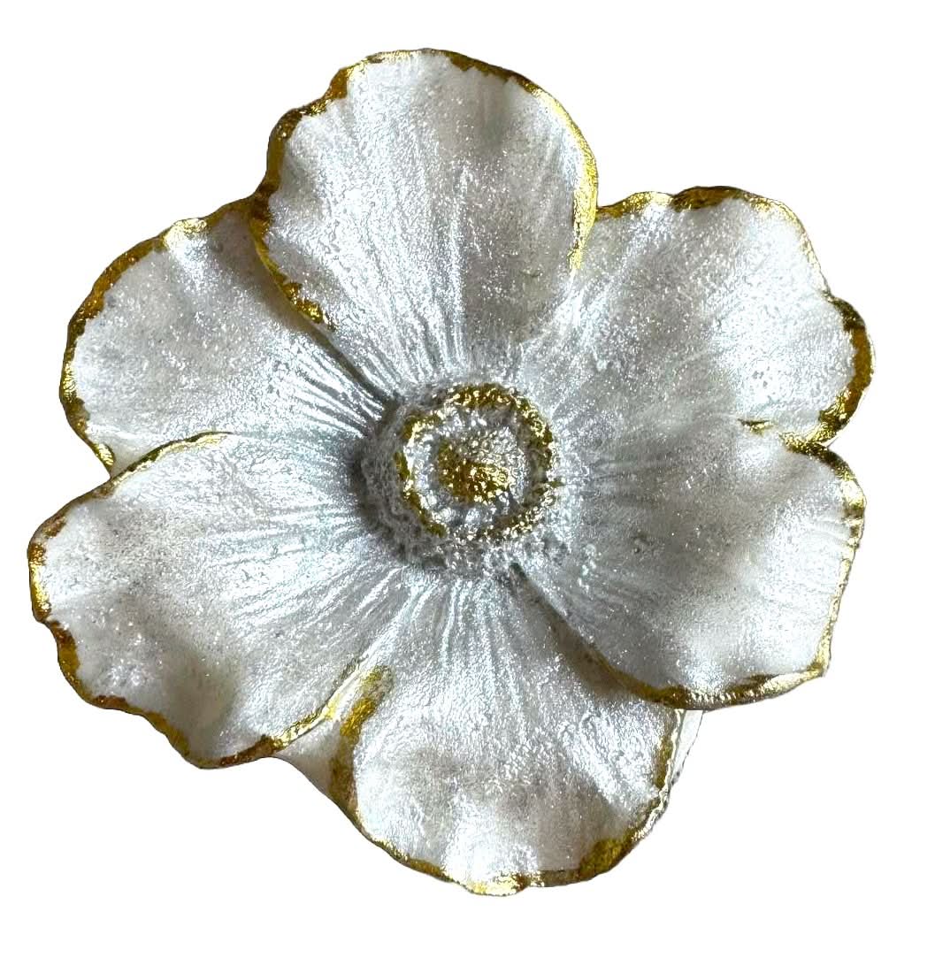 Jedlá cukrová dekorace, bílá perla Camellia se zlatými dekoracemi z Cukrové pasty Nati Shop