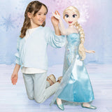 Disney Frozen Playdate Elsa Giant Doll 80 cm od Jakks Pacific Plně kloubová panenka s 11 kloubovými body, včetně kartáče na vlasy a příslušenství