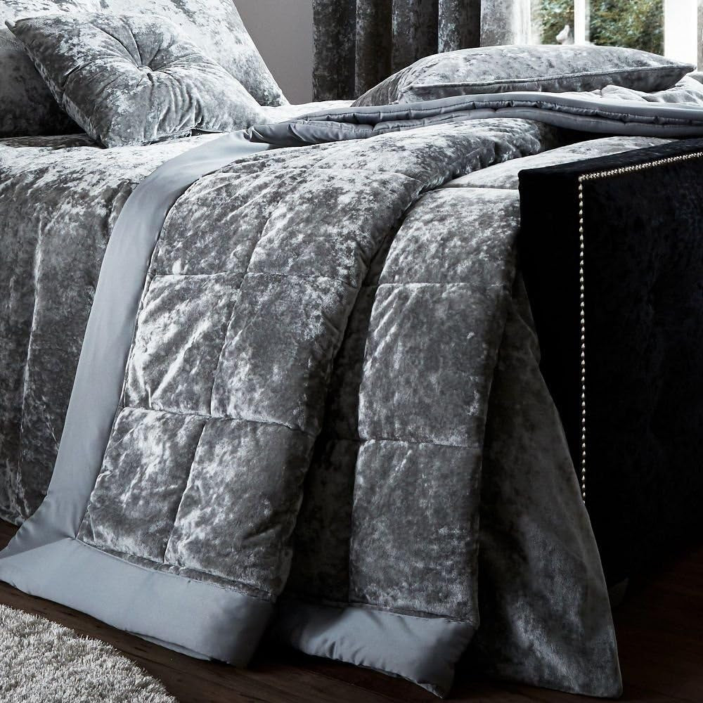 Catherine Lansfield - Umělý přehoz na postel z drceného sametu - Polyester, Polyester, Stříbro, 53 X 23 X 53 cm Catherine Lansfield Stříbrné postele a přikrývky 53 X 23 X 53 cm