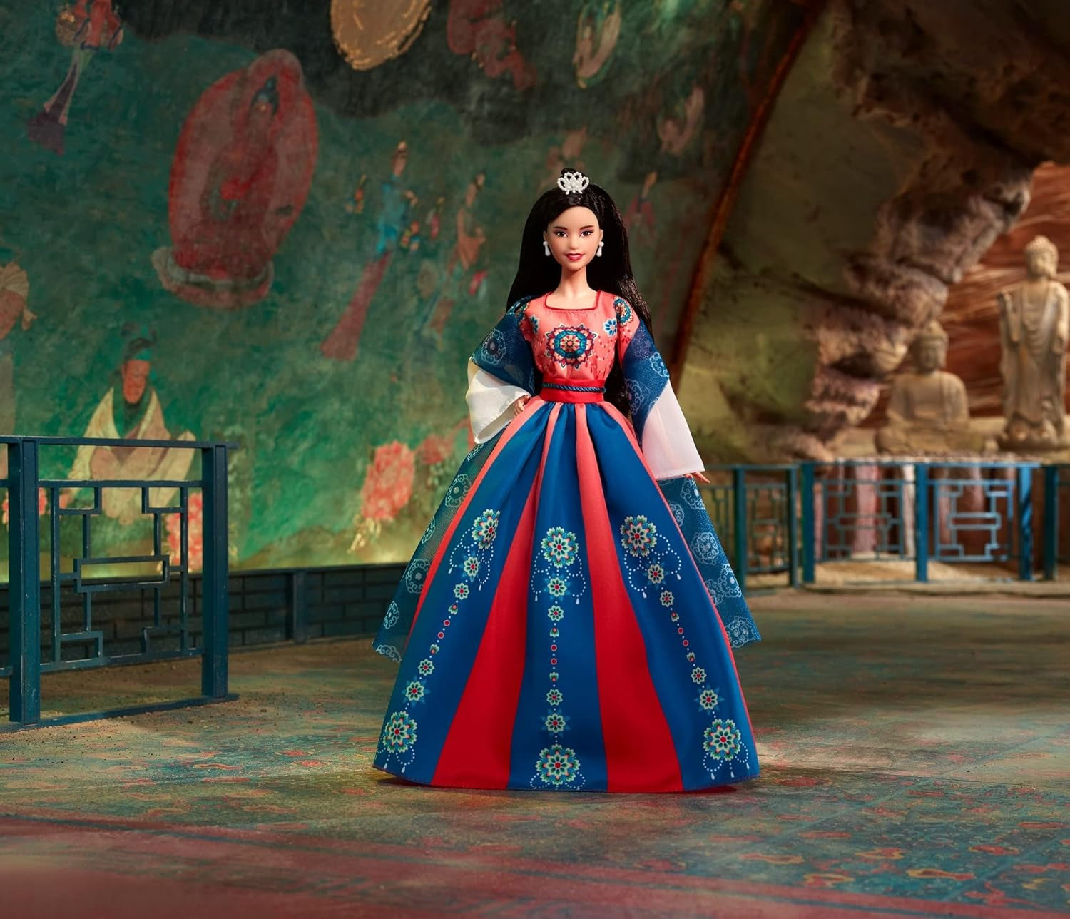BARBIE Lunární novoroční loutka - Sammelfigur s tradičním Hanfu-Robe und chinesischen Drucken, inspirovaná Dunhuang-Höhlenmalereien, včetně Puppenständer und Echtheitszertifikat, HJX35