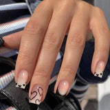 24ks Krátké čtvercové francouzské špičky False Nails White Heart Design Černé akrylové nehty Full Cover