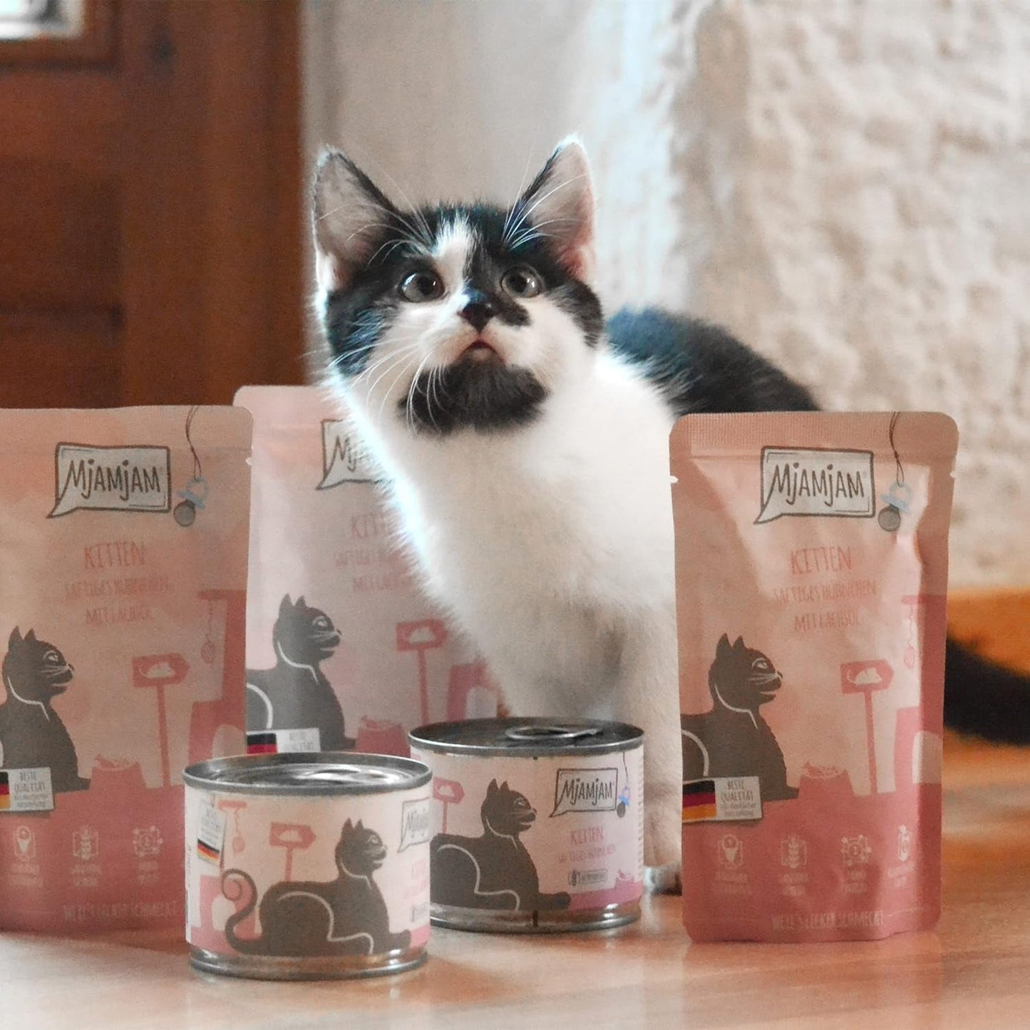 MjAMjAM - Prémiové mokré krmivo pro kočky - Box pro kotě - 3x kuře s lososovým olejem a 3x telecí maso s lososovým olejem, sáček na jídlo, pero, víko krabičky, balení 6 ks (6 x 200 g)