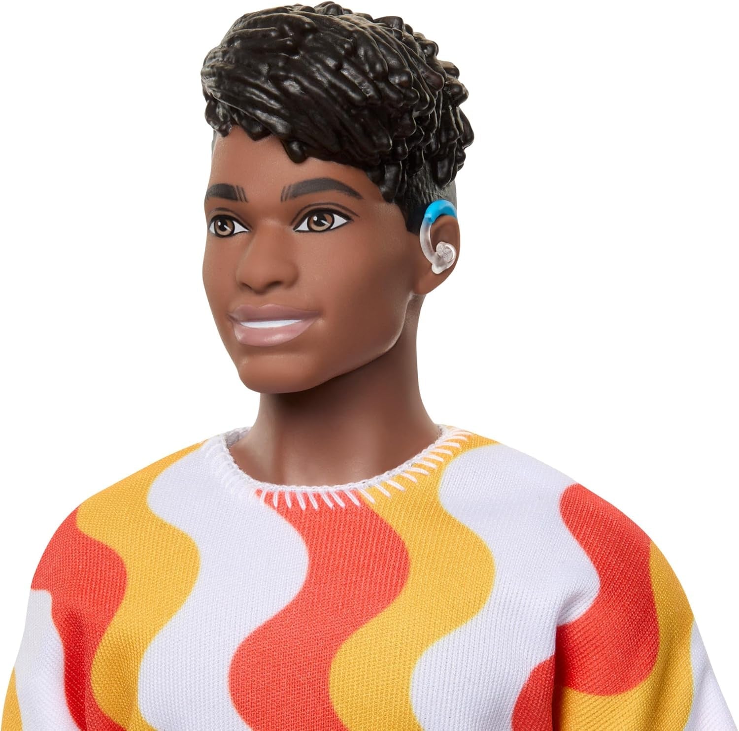 Panenka Barbie Fashionistas Ken č. 220 S ramínky a širokým tvarem těla ve snímatelné oranžové košili, šortkách a sandálech na platformě, HRH23 Naty Shop Dolls