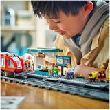 LEGO City tramvaj se stanicí, nápad na dárek pro fanoušky autíček od 7 let, se 6 minifigurkami a vodicím psem pro hraní rolí, stavebnice 60423 Stavebnice Besuche den LEGO-Store