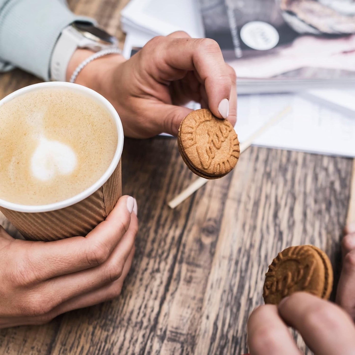 Lotus Biscoff | Dvojité balení sušenek | 3 odrůdy: smetana Biscoff, příchuť vanilka a čokoláda | 5 dvojitých sušenek v balení | Ingredience přírodního původu | Bez barviv | 16 x 50 g | 800 g