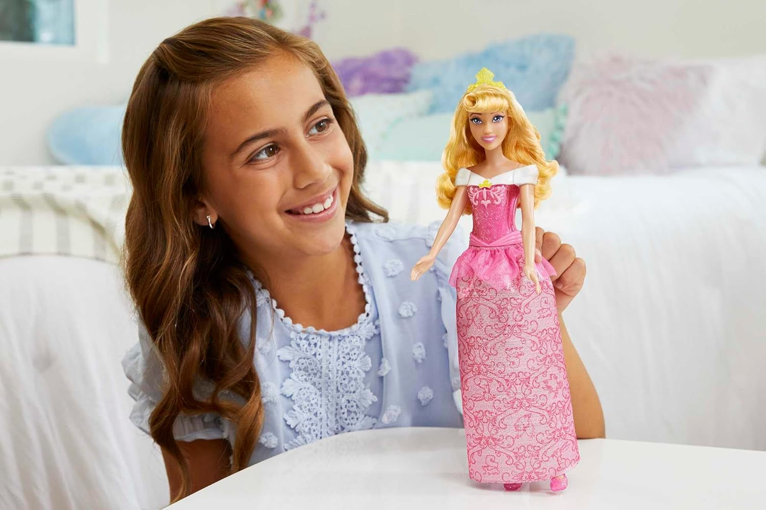 Mattel DISNEY Princess Aurora – panenka s ikonickým outfitem, odnímatelné boty a diadém, třpytivý top a odepínatelná vzorovaná sukně, dlouhé vlasy pro styling, HLW09