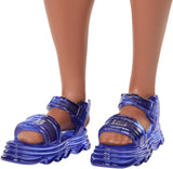 Panenka Barbie Fashionistas Ken č. 220 S ramínky a širokým tvarem těla ve snímatelné oranžové košili, šortkách a sandálech na platformě, HRH23 Naty Shop Dolls