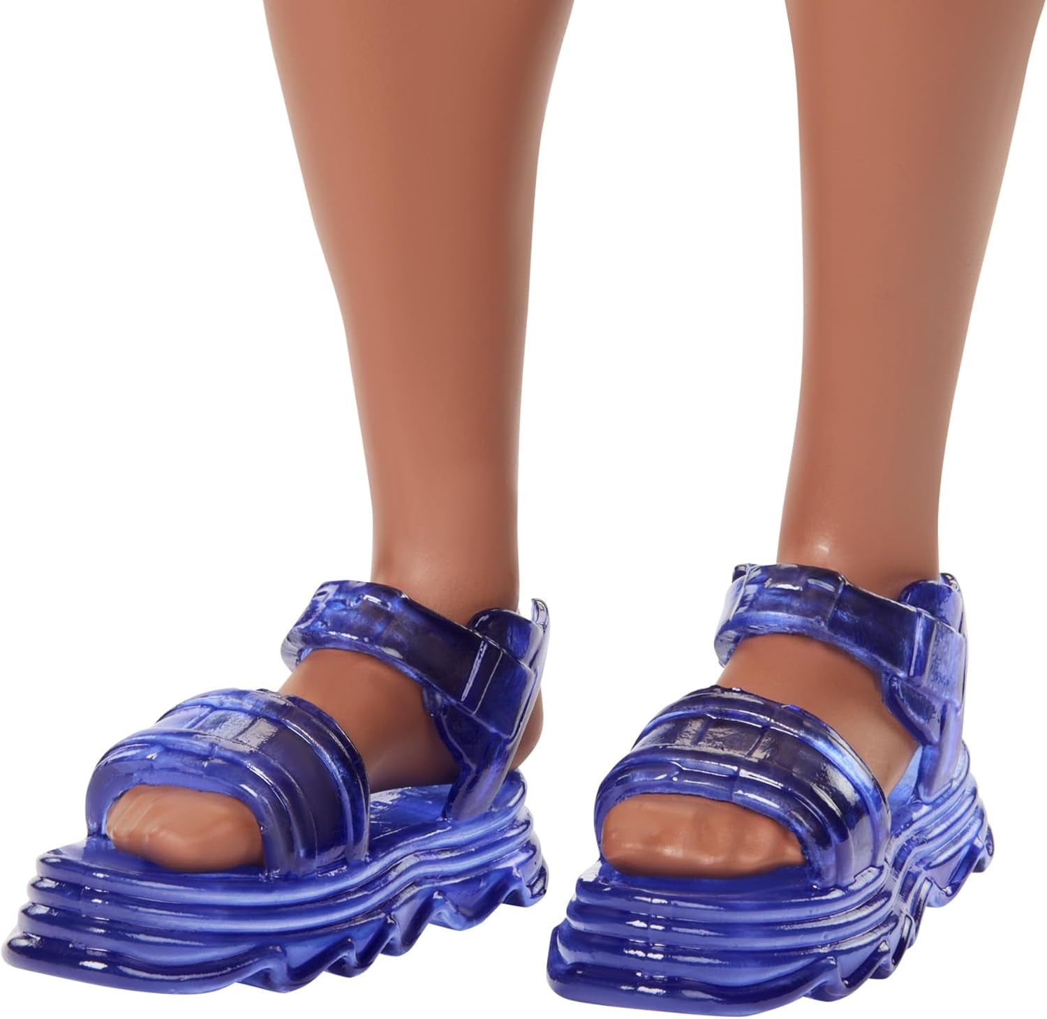 Panenka Barbie Fashionistas Ken č. 220 S ramínky a širokým tvarem těla ve snímatelné oranžové košili, šortkách a sandálech na platformě, HRH23 Naty Shop Dolls
