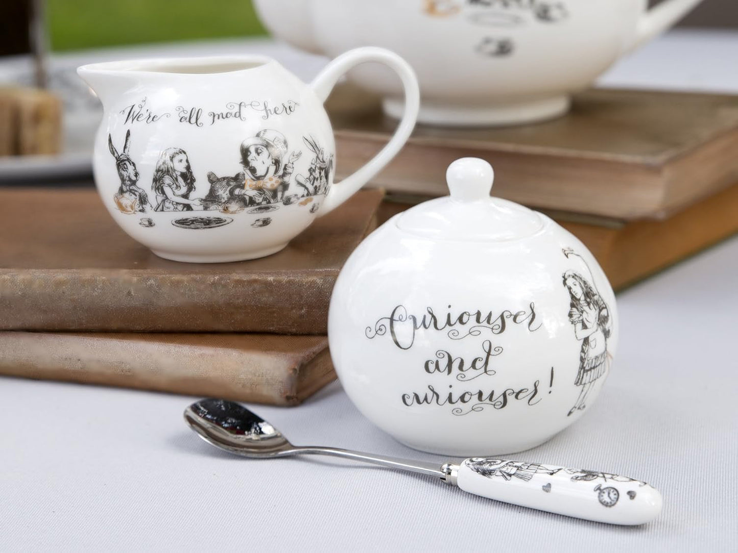 Alenka v říši divů Jemná porcelánová konvička a konvička na mléko, porcelánová miska a konvička na mléko v luxusní dárkové krabičce