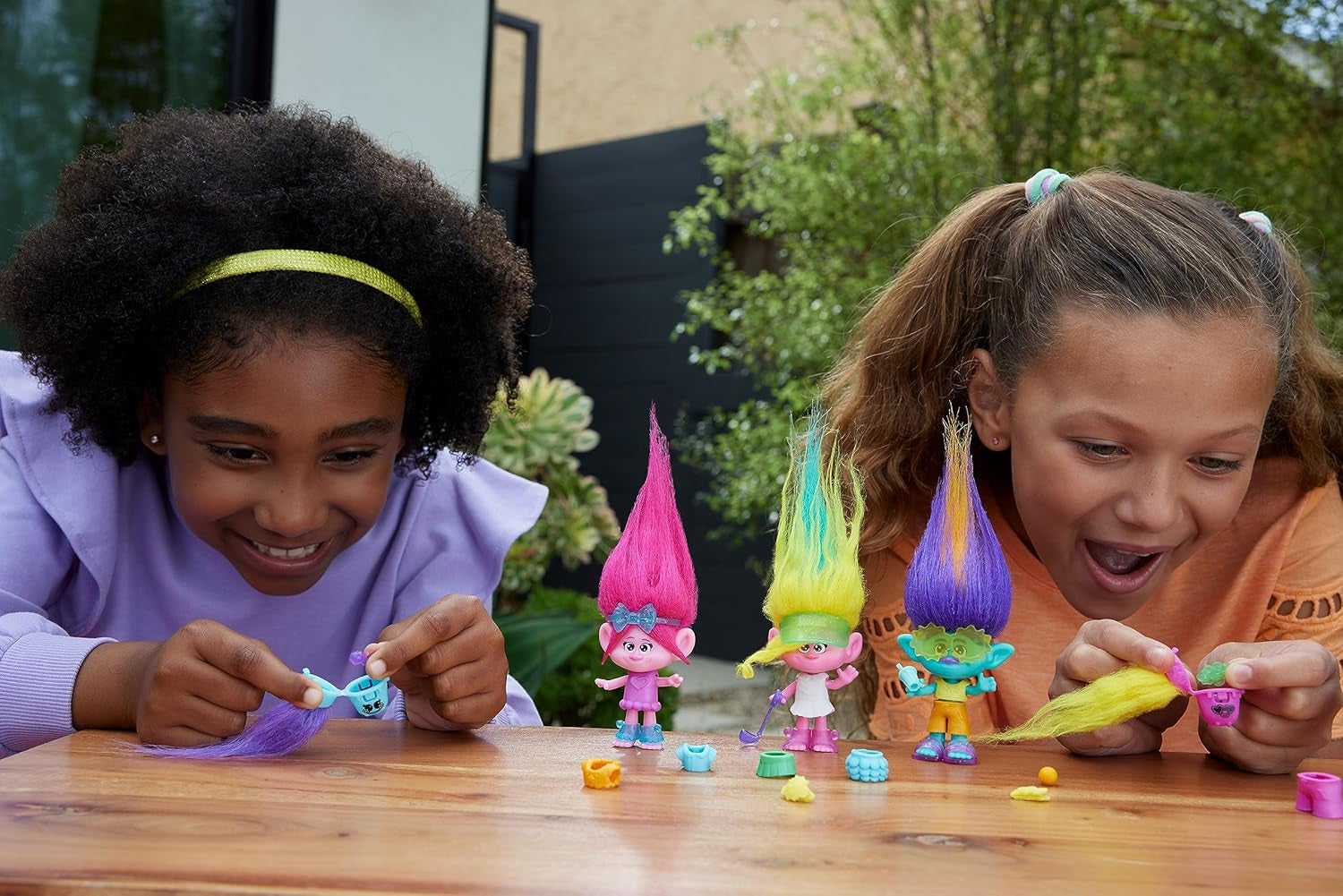 Mattel DREAMWORKS Trolls United We Stand - Panenka Viva s chlupatými překvapeními se zářivě žlutými plyšovými vlásky a 3 doplňky pro překvapení, pro děti od 3 let, HNF11