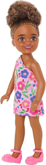 Barbie Chelsea Club – HGT07 – 15cm kloubová panenka smíšené rasy dívka s růžovým květem