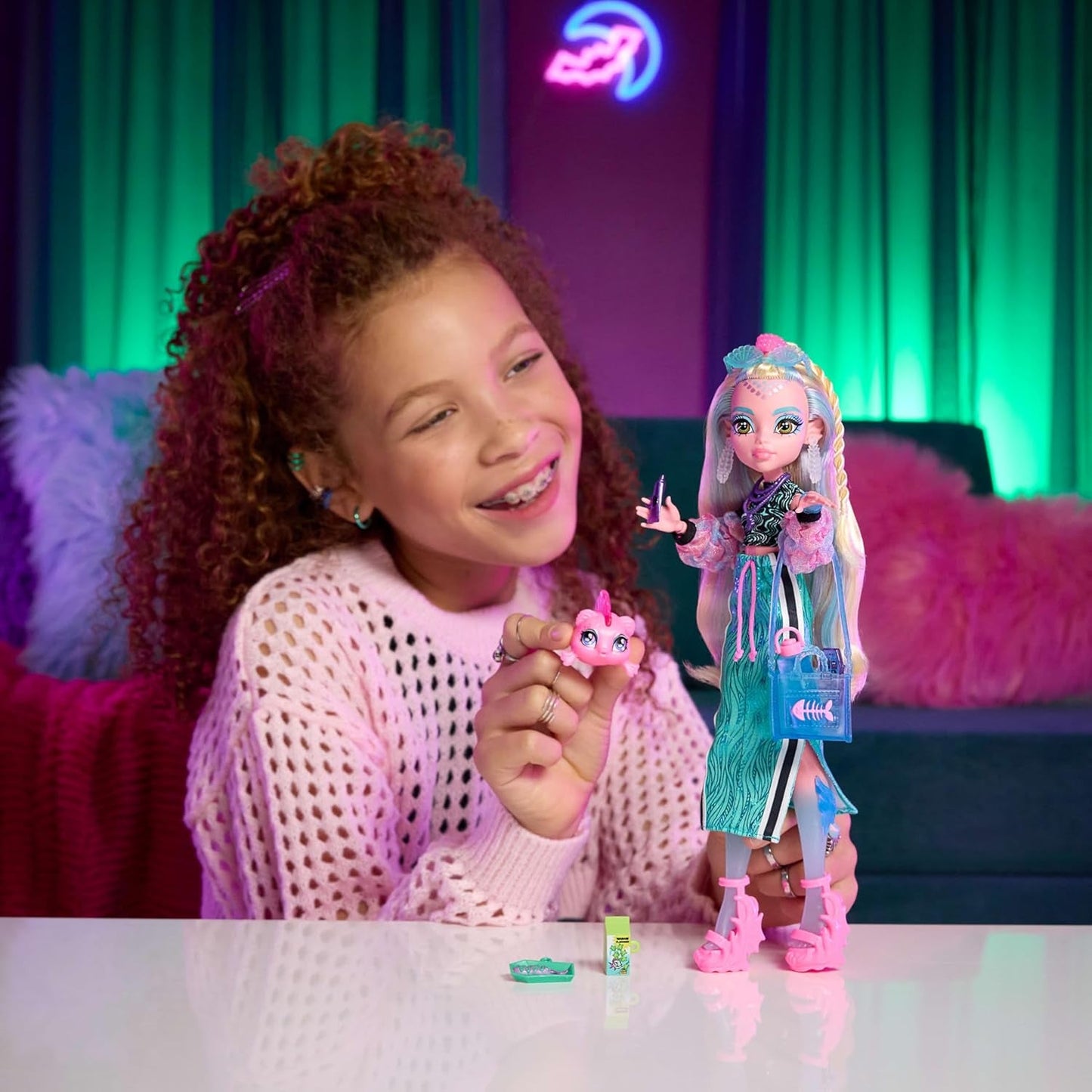 Monster High Lagoona Blue Neptuna Fish Short top a sportovní panenka v maxi sukni se 7 doplňky včetně skořepinových slunečních brýlí, svačiny a tašky, JHK33