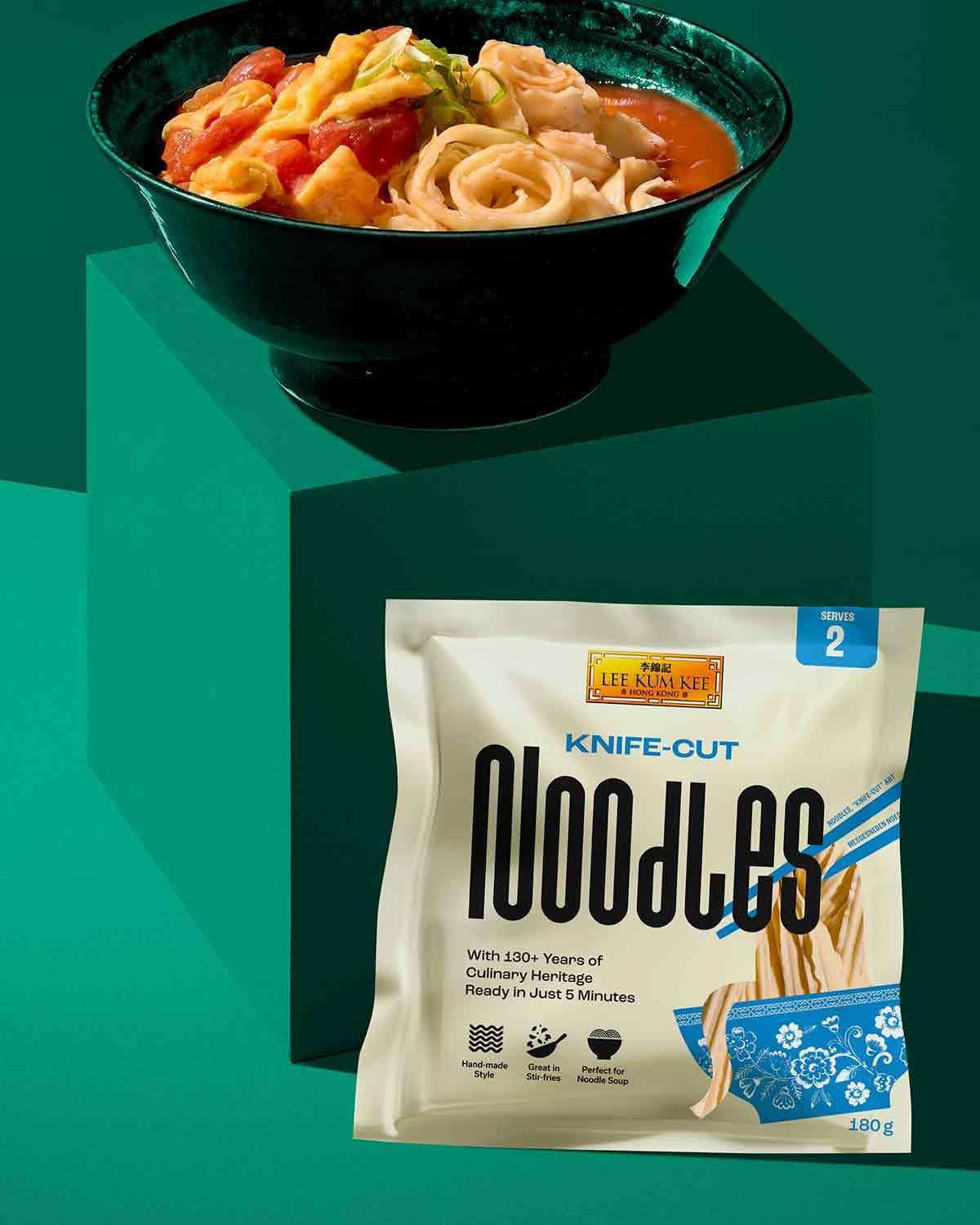 LEE KUM KEE Knife Cut Noodles - Asijské nudle krájené nožem s pikantní pevnou texturou, ideální pro wok pokrmy a polévky, polosuché, dvě porce v balení, 6 x 180g multipack