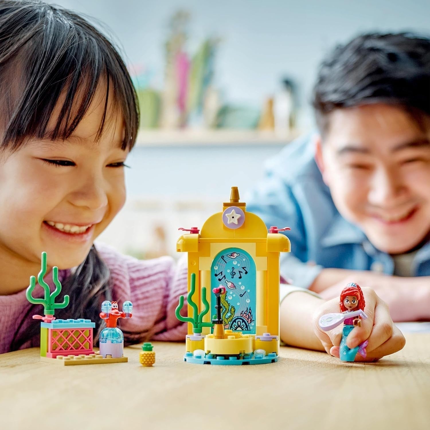 LEGO Ç€ Disney Princezna Arielle je hudební hračka na stavění jeviště pro děti se 2 figurkami, nápad na dárek pro dívky a chlapce od 4 let a fanoušky televizních seriálů, dětská hračka 43235 Stavebnice Beuche den LEGO-Store