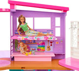 Prázdninový dům Barbie (116 x 77,9 cm), 6místný domeček na hraní, kompletně zařízený s příslušenstvím, nábytkem a výtahem, skládací a úložný, panenka, dárek pro děti od 3 let, HCD50