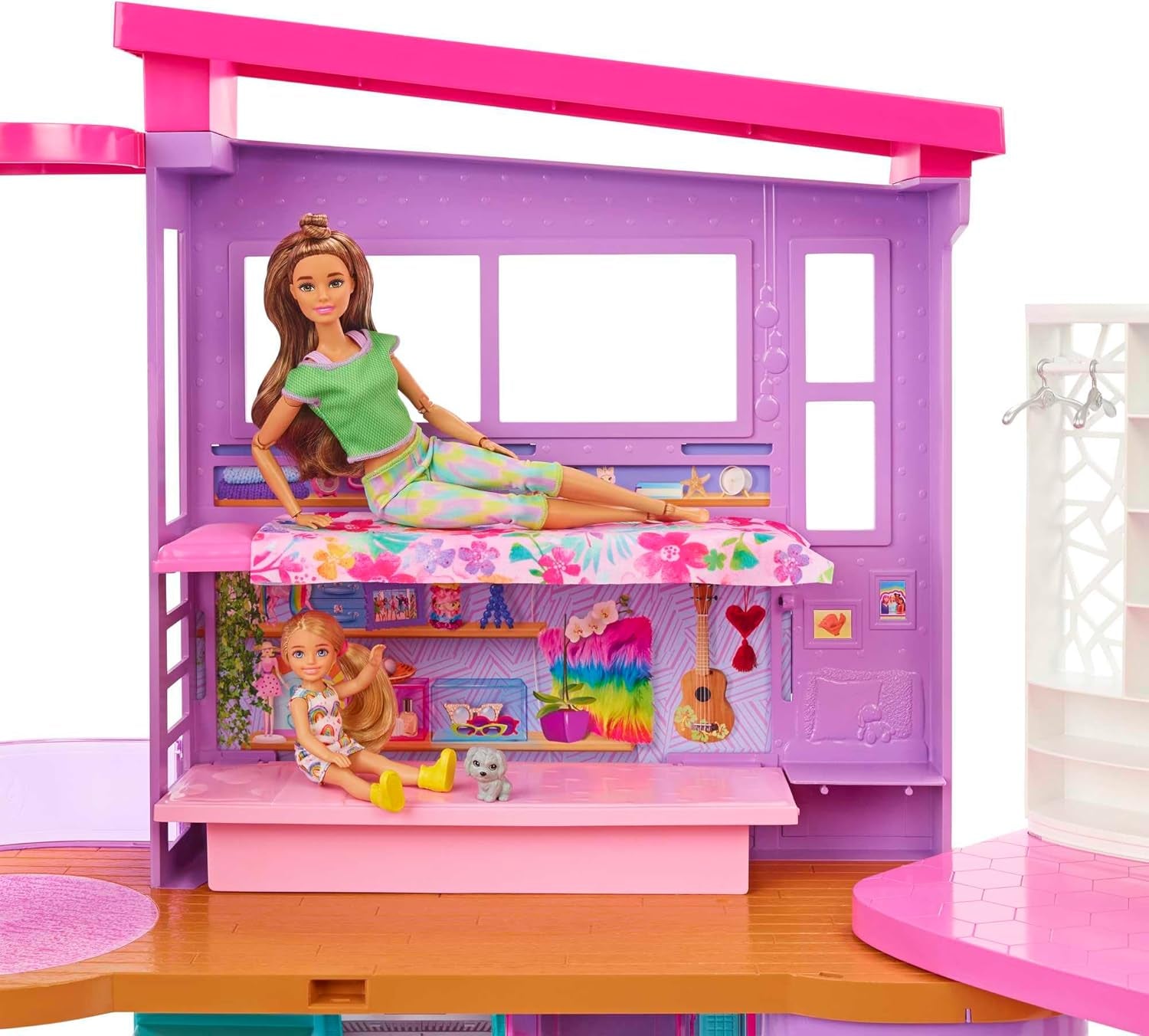 Prázdninový dům Barbie (116 x 77,9 cm), 6místný domeček na hraní, kompletně zařízený s příslušenstvím, nábytkem a výtahem, skládací a úložný, panenka, dárek pro děti od 3 let, HCD50
