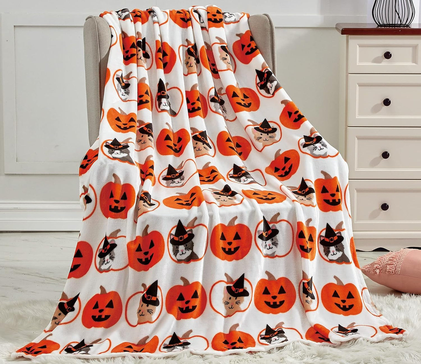 Elegantní komfortní lehká přikrývka s halloweenským motivem, měkká, útulná a plyšová, ideální pro odpočinek v tomto strašidelném období, 127 x 152,4 cm, postele a přikrývky z lebky a kostí Elegantní pohodlné dýňové kočky 50 x 60