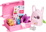 Panenka Barbie, Cestovní Barbie s blond vlasy, 10+ Cestovní doplňky, Nálepky, Kufr, Štěně, Obsahuje 1 panenku, Dárek pro děti, Hračka od 3 let, HJY18