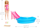 Panenka Barbie a doplňky - bazén se skluzavkou a doplňky pro hodiny zábavy na slunci, růžové plavky s tropickým designem, pro děti od 3 let, HRJ74