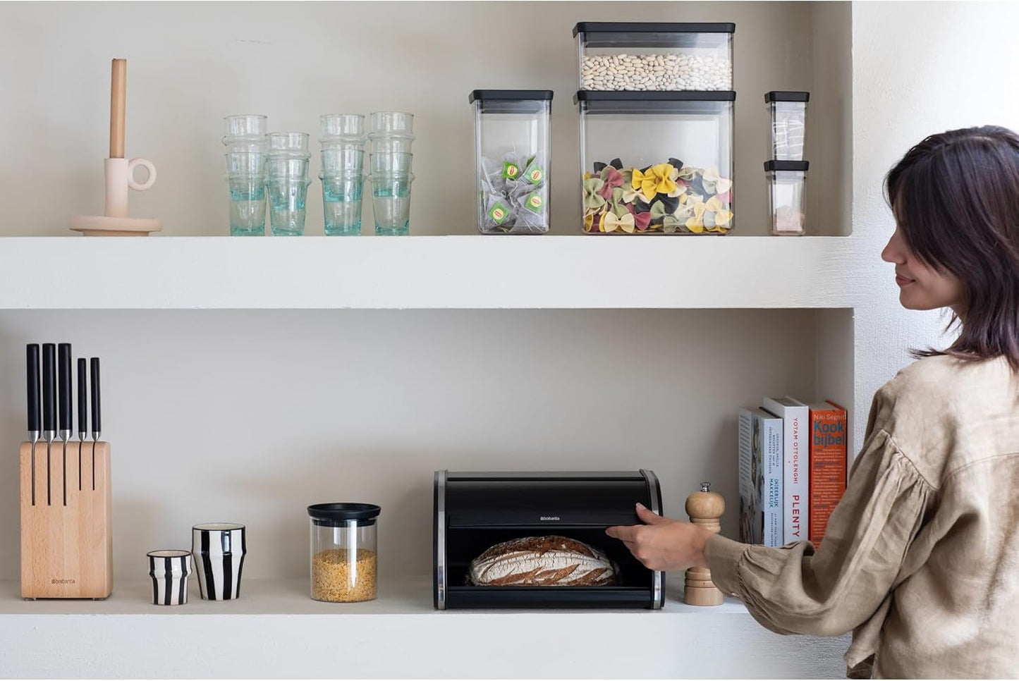 Chlebník na rohlíky Brabantia - Kompaktní stolní úložný box na chléb, bagely a rohlíky s plochým víkem, odolná ocel - střední velikost - matná černá Boxy na potraviny Naty Shop