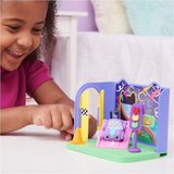 Pokoj Gabby's Dollhouse Deluxe, Purr-Ific Playroom, Herna s autíčkem Carlita, 2 kusy nábytku a 2 krabice s překvapením s příslušenstvím, Vhodné pro domečky pro panenky Naty Shop od 3 let