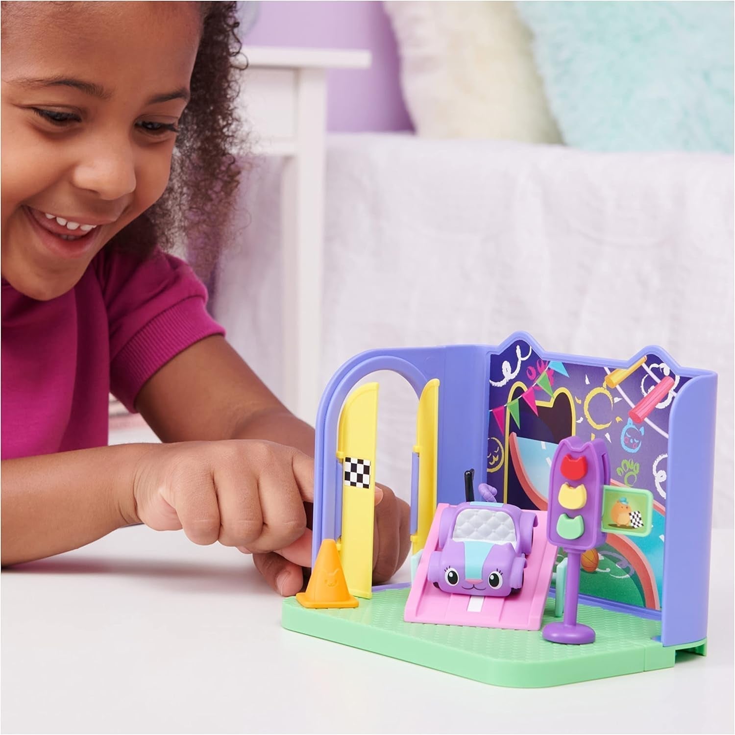 Pokoj Gabby's Dollhouse Deluxe, Purr-Ific Playroom, Herna s autíčkem Carlita, 2 kusy nábytku a 2 krabice s překvapením s příslušenstvím, Vhodné pro domečky pro panenky Naty Shop od 3 let