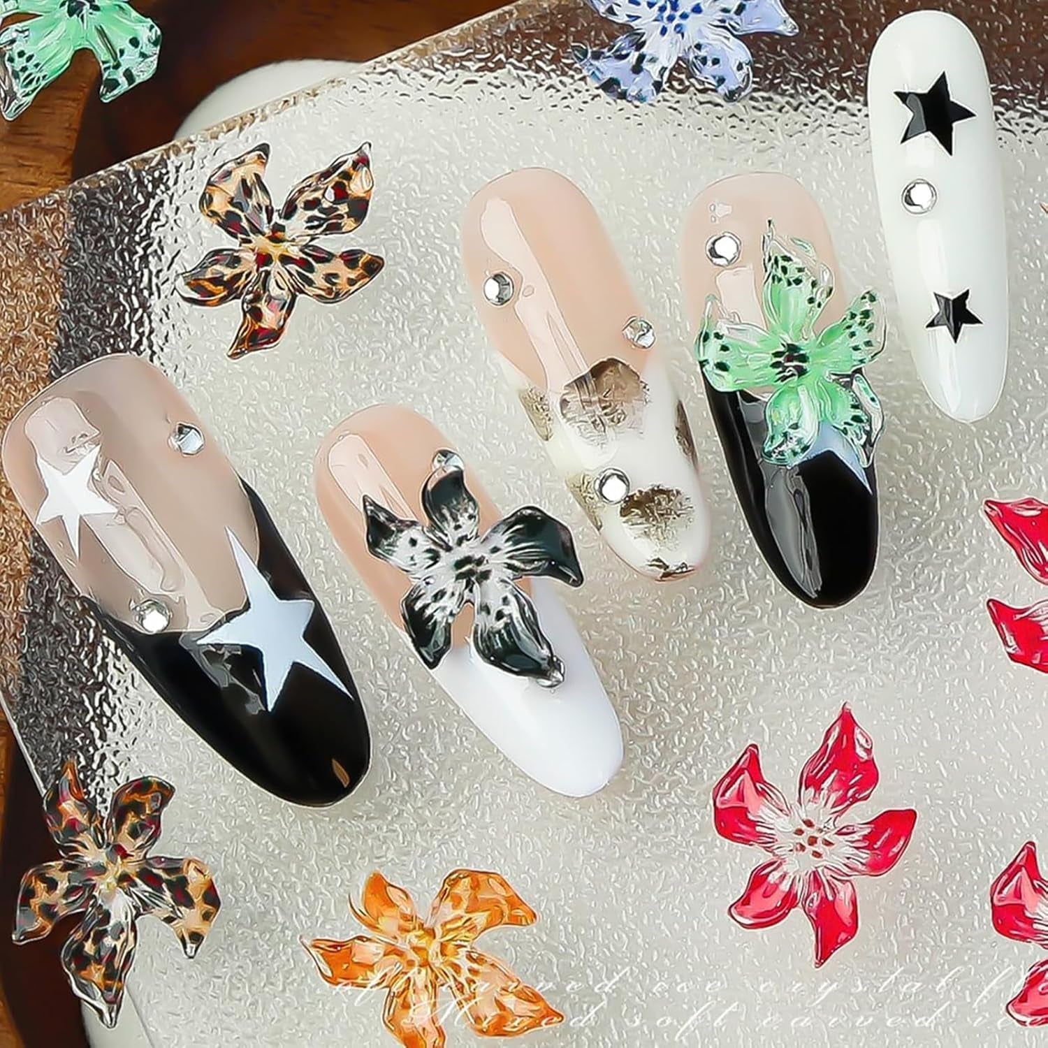 50ks 3D květinová kouzla na nehty, 3D gelové nail art, kouzla na nehty, barevné letní šperky, DIY doplňky na nehty, embosované krystaly květu ibišku, gradientní nail art pro ženy