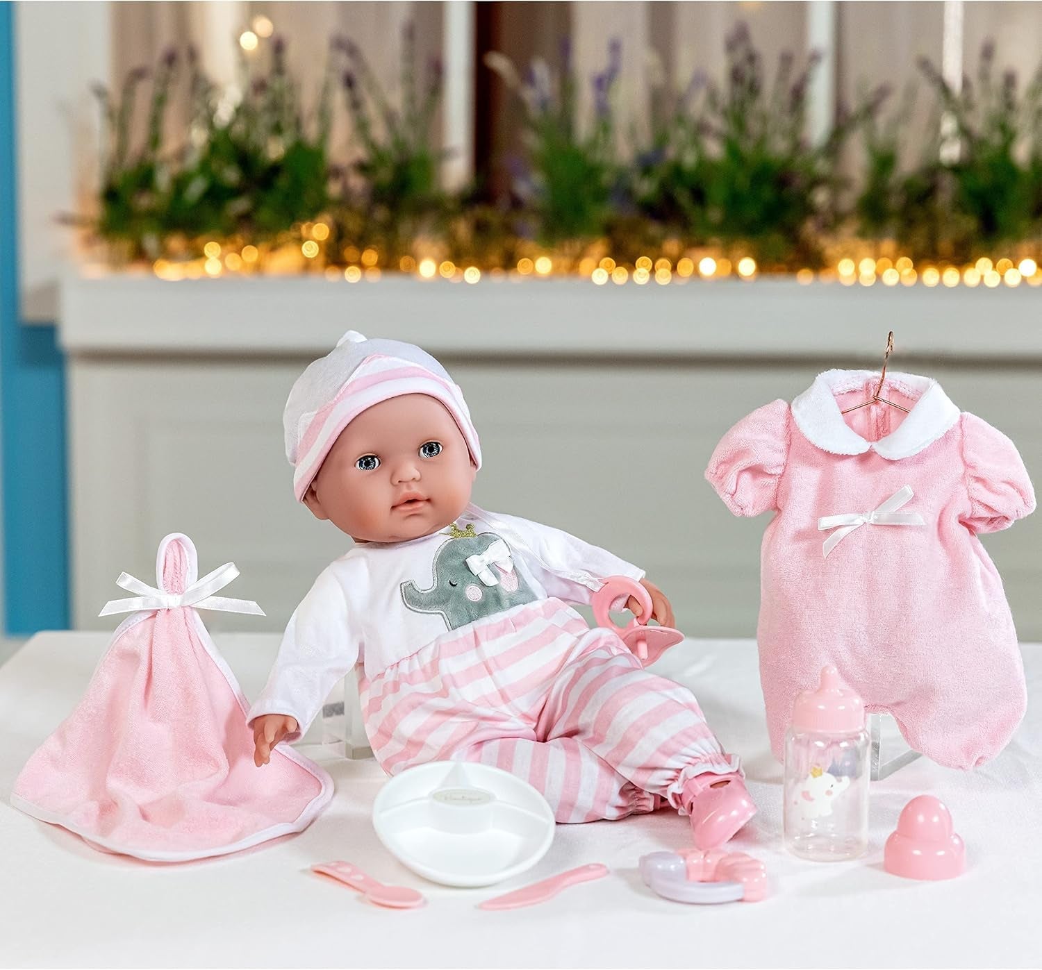 JC Toys – Berenguer Boutique 38cm měkká, realistická panenka s otevřenými/zavřenými ústy, 10dílná dárková sada, kojenecká lahvička, chrastítko, dudlík a příslušenství, růžová, věk 2+