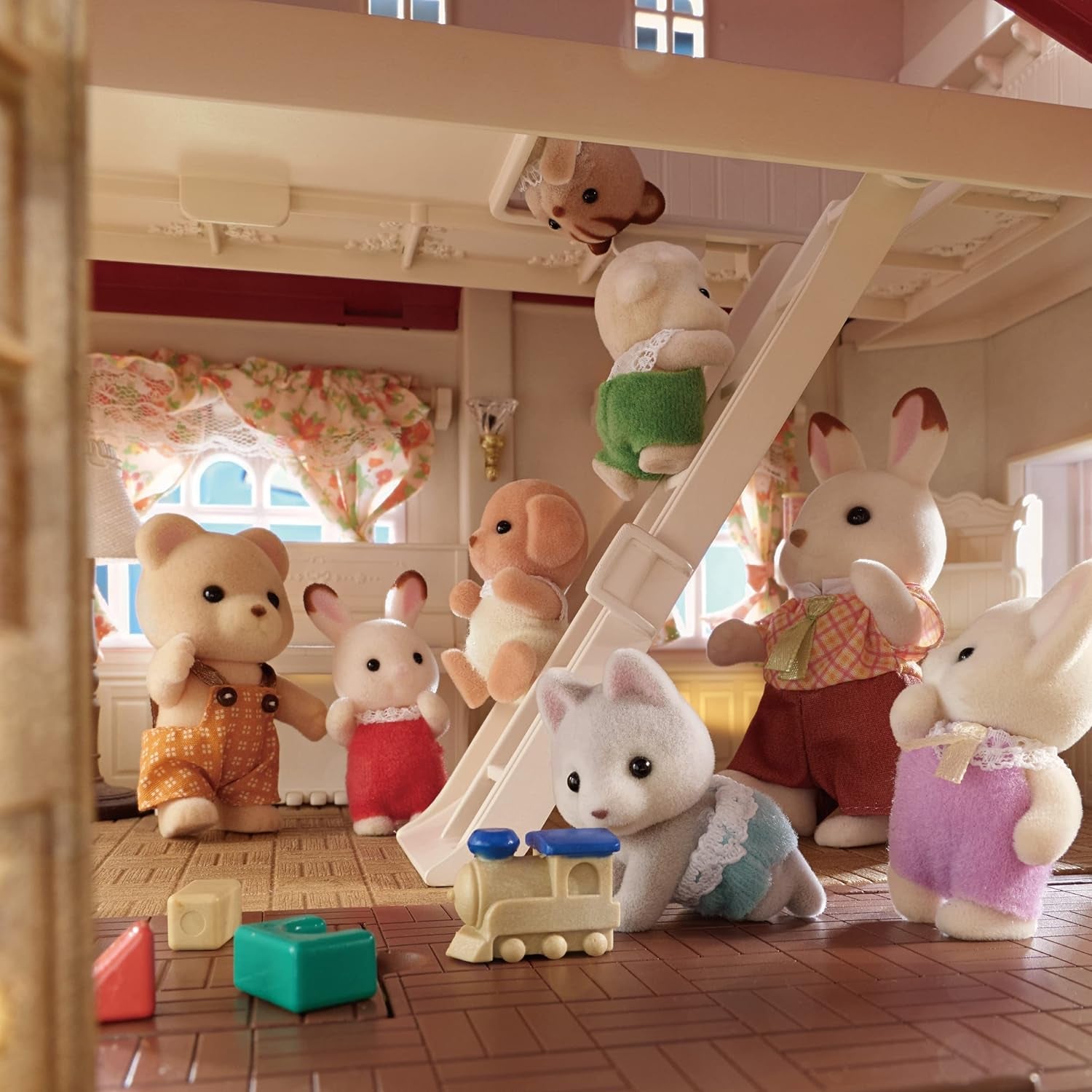 Městský dům Sylvanian Families 5716 s podkrovním pokojem