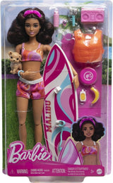 Panenka Barbie Surfer se surfovacím prknem a rukojetí, ručníkem a rádiem pro plážová dobrodružství a příběhy, klipy a popruhem na kotník pro realistické surfování, věk 3+ HPL69 Naty Shop Modern Dolls