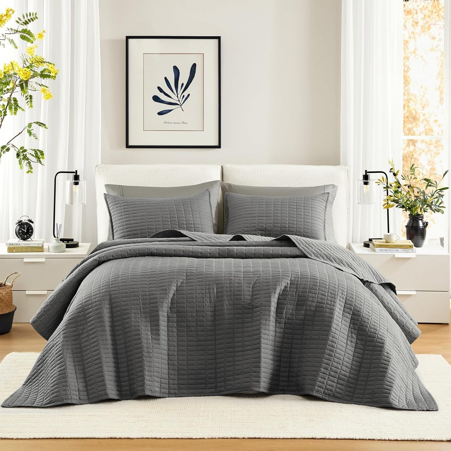 Comfort Spaces Sada přikrývek Kienna Luxusní letní přikrývka s dvojitým stehem Lehká měkká povlečení na celý rok Slušivé povlaky na polštáře Bílá přikrývka na postele velikosti King (264,2 x 228,6 cm) Přikrývky a přikrývky Naty Shop Tmavě šedá přehoz na postel velikosti King (120"X118")