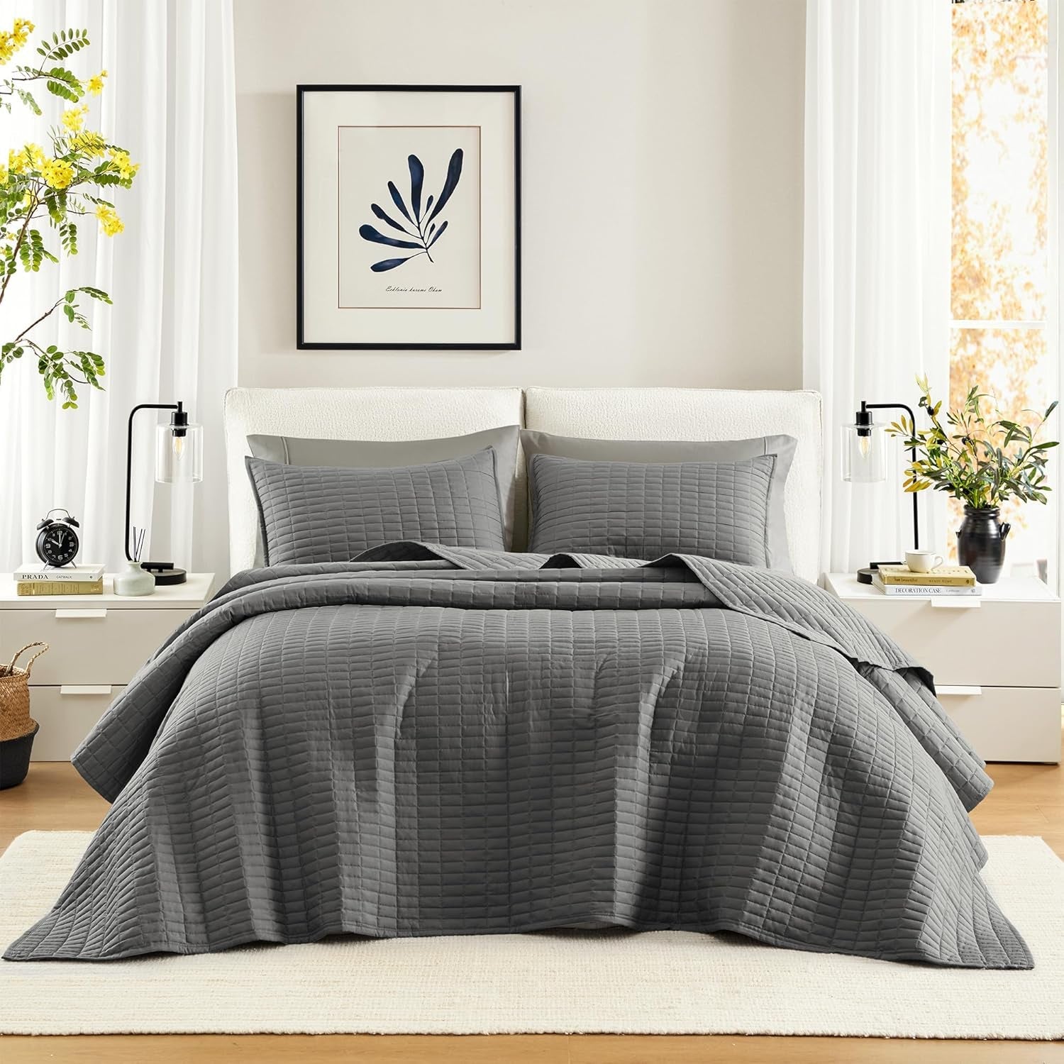 Comfort Spaces Sada přikrývek Kienna Luxusní letní přikrývka s dvojitým stehem Lehká měkká povlečení na celý rok Slušivé povlaky na polštáře Bílá přikrývka na postele velikosti King (264,2 x 228,6 cm) Přikrývky a přikrývky Naty Shop Tmavě šedá přehoz na postel velikosti King (120"X118")