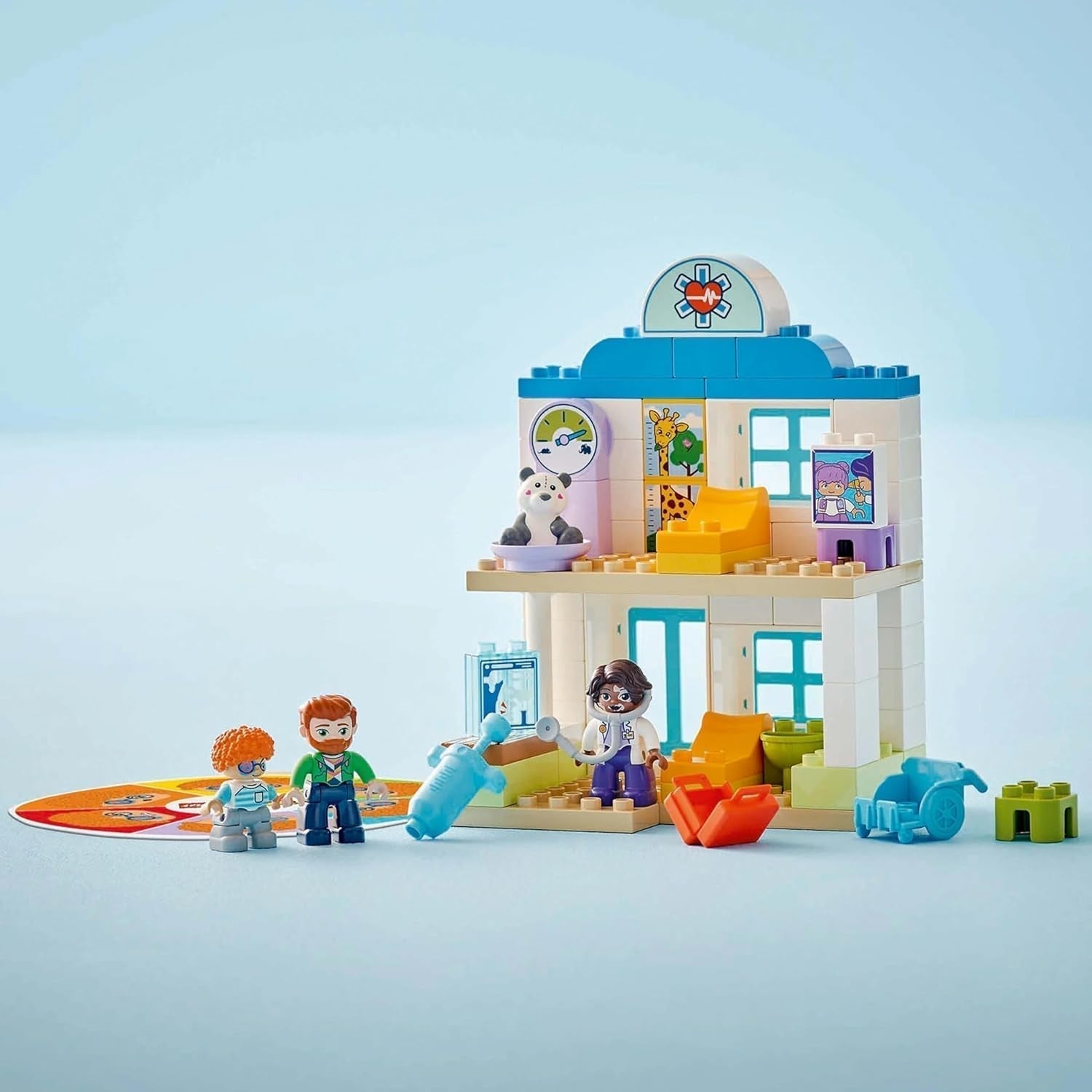 LEGO DUPLO Town První návštěva doktora, Stavebnice, Hrací sada na podporu jemné motoriky, Dárek pro batolata od 2 let, Vzdělávací hračka, Nemocniční hra na hrdiny 10449 Stavebnic Besuche den LEGO-Store