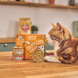 Přírodní mokré krmivo Lily's Kitchen pro dospělé kočky, konzervované, chutné kousky v kuřecí omáčce, receptura bez obilovin (24 táců x 85 g)