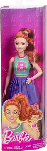 Panenka Barbie Fashionistas č. 232 se zrzavými vlasy, sportovní tričko s potiskem B, fialová skládaná sukně, náramkové hodinky a tenisky, HYT90