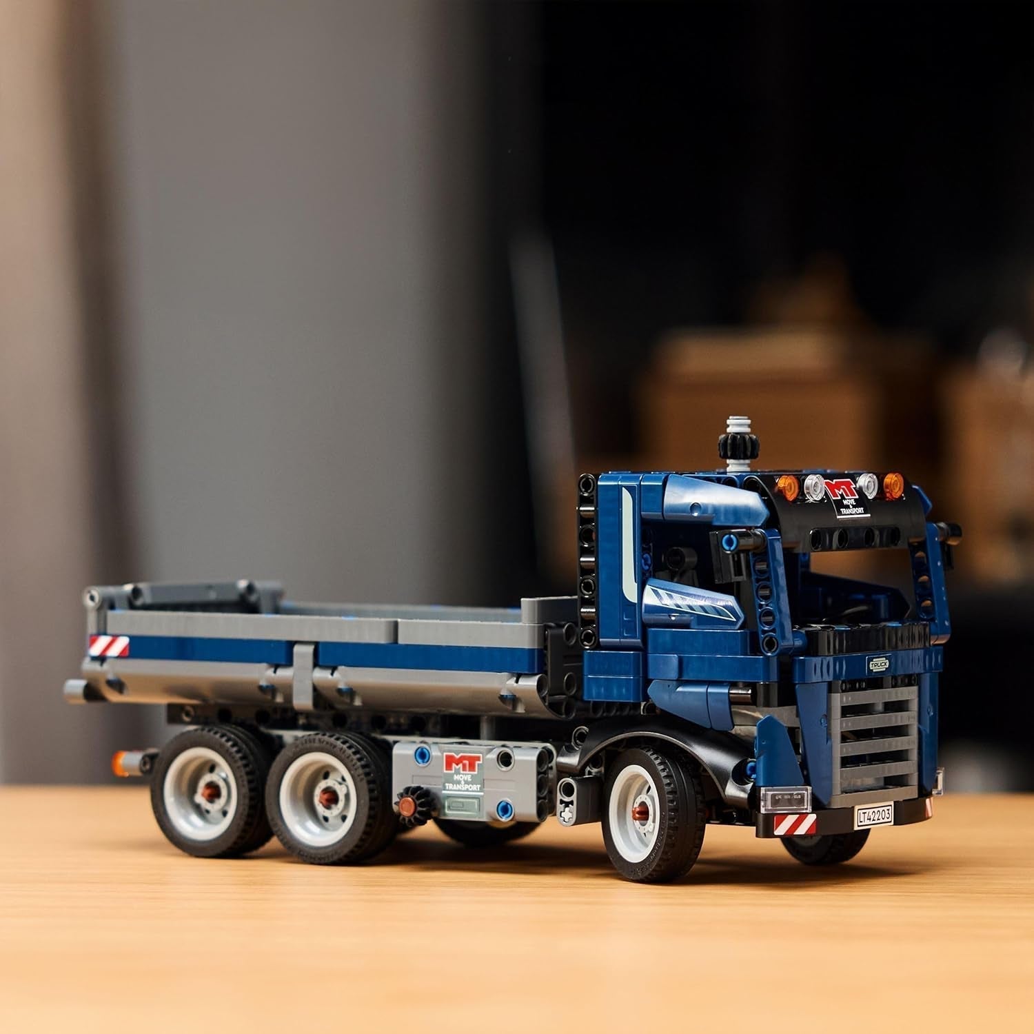 LEGO Technic Sklápěč s volantem a pohyblivým sklápěčem - modré stavební vozidlo - tip na dárek k narozeninám nebo k svátku - stavebnice pro chlapce a dívky od 9 let 42203 Stavebnice Besuche den LEGO-Store