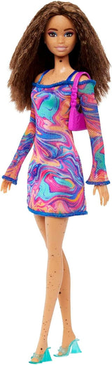 Panenka Barbie Fashionistas č. 206 – Vlnité vlasy a pihy – Moderní šaty z duhového mramoru, taška přes rameno a zelené boty – od 3 let, HJT03